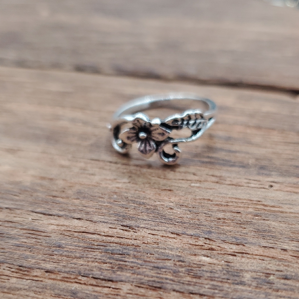 Delicate Silver Tone Floral Leaf Ring -Flower Band Size 4.5 R823